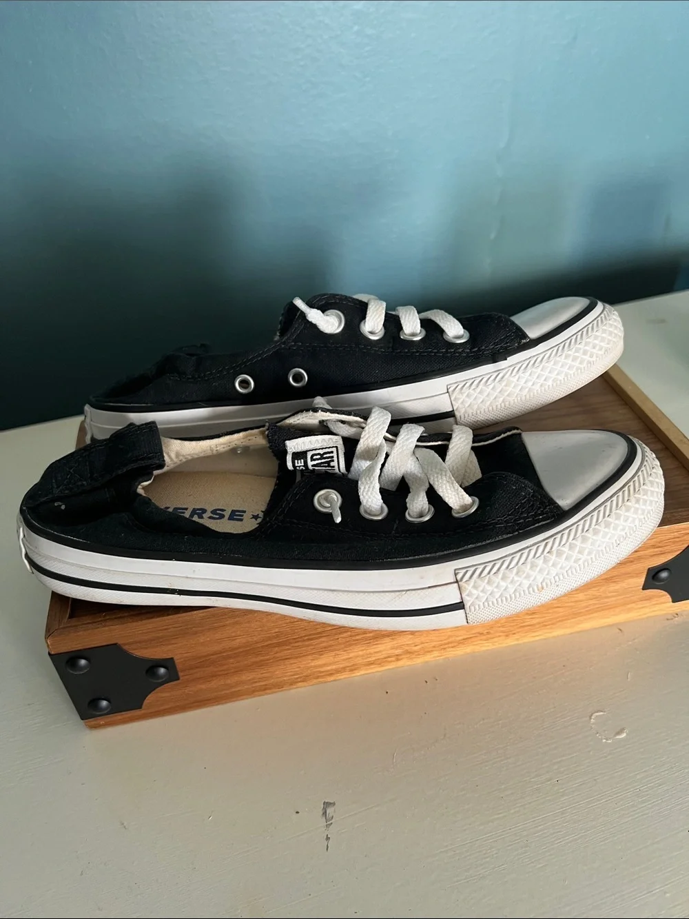 Converse woman’s size 7 shoe
